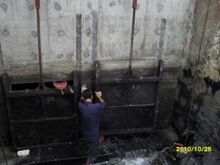 天津塘沽區鑄鐵閘門安裝現場 天津塘沽區鑄鐵閘門安裝現場